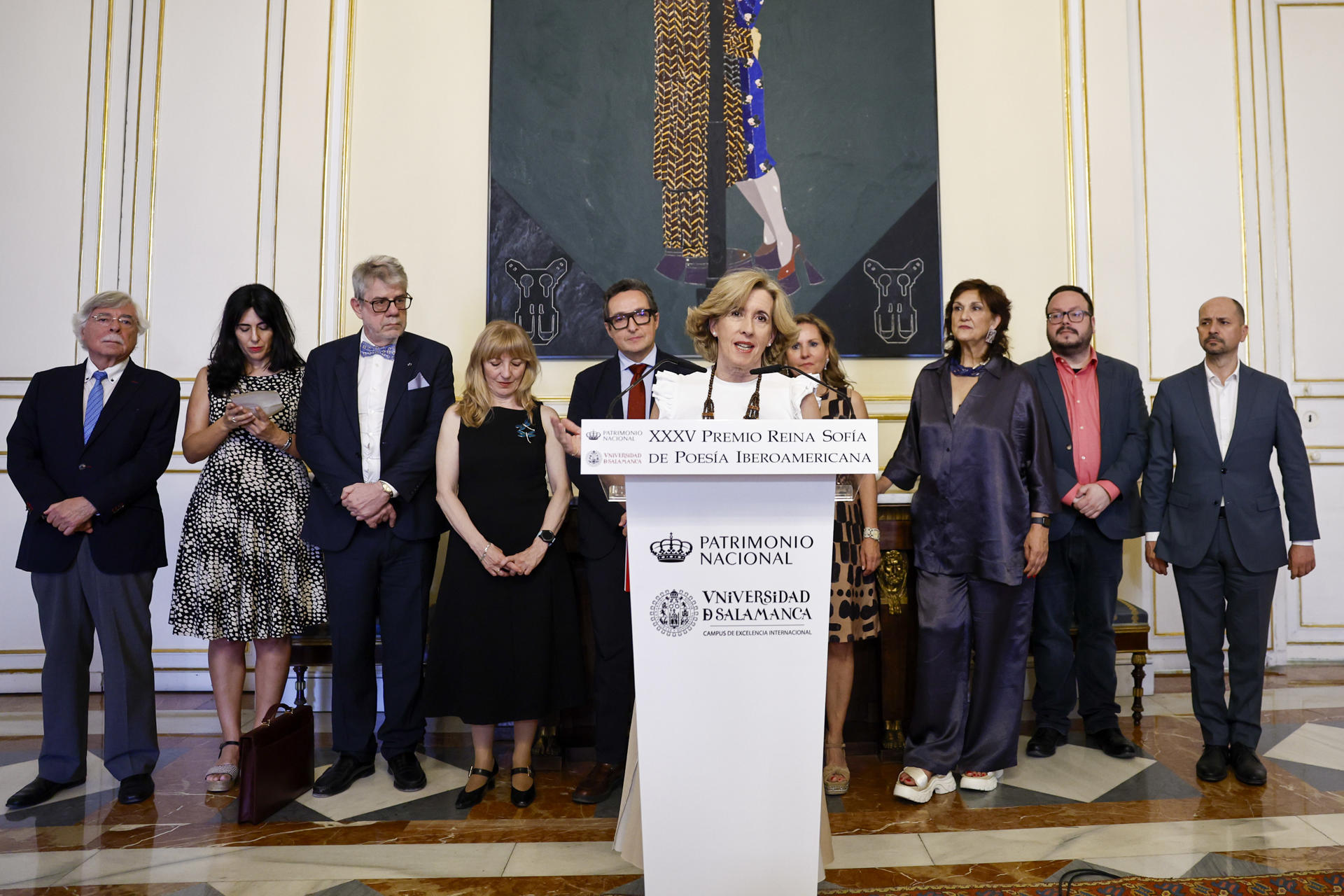.-La presidenta de Patrimonio Nacional, Ana de la Cueva, anuncia el ganador del XXXV Premio Reina Sofía de Poesía Iberoamericana, el valenciano Jaime Siles. El jurado ha reconocido a un poeta que cumple “el ideal renacentista de artista total”, que representa la experiencia poética en el margen de la reflexión filosófica y la poesía de pensamiento crítico, este martes en Madrid.-EFE/ Sergio Pérez