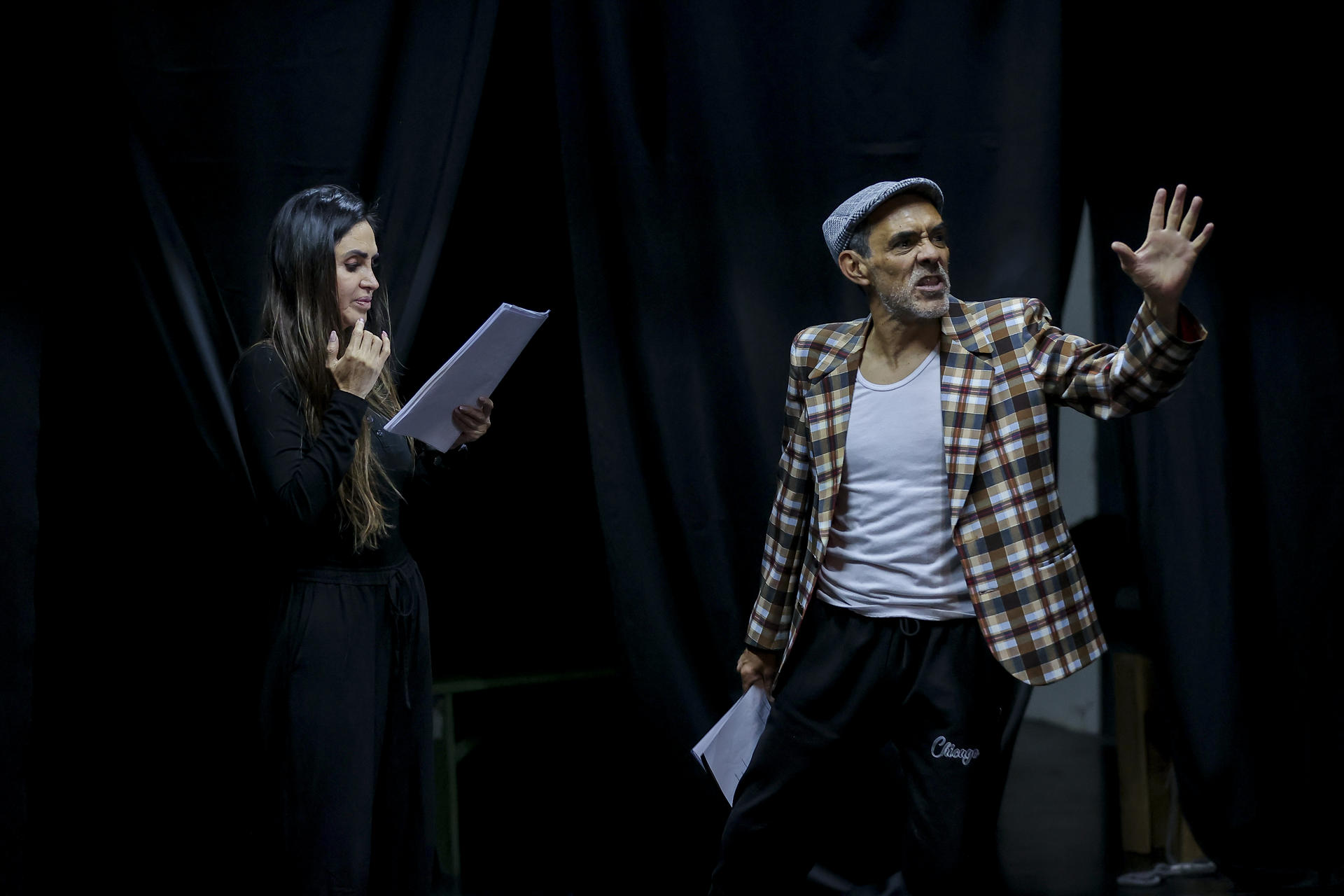 Fotografía del 13 de mayo de 2026 del dramaturgo ecuatoriano Alfredo Espinosa (d) durante el ensayo de la obra 'Con mis perrhijos no te metas' en Quito (Ecuador). EFE/ José Jácome
