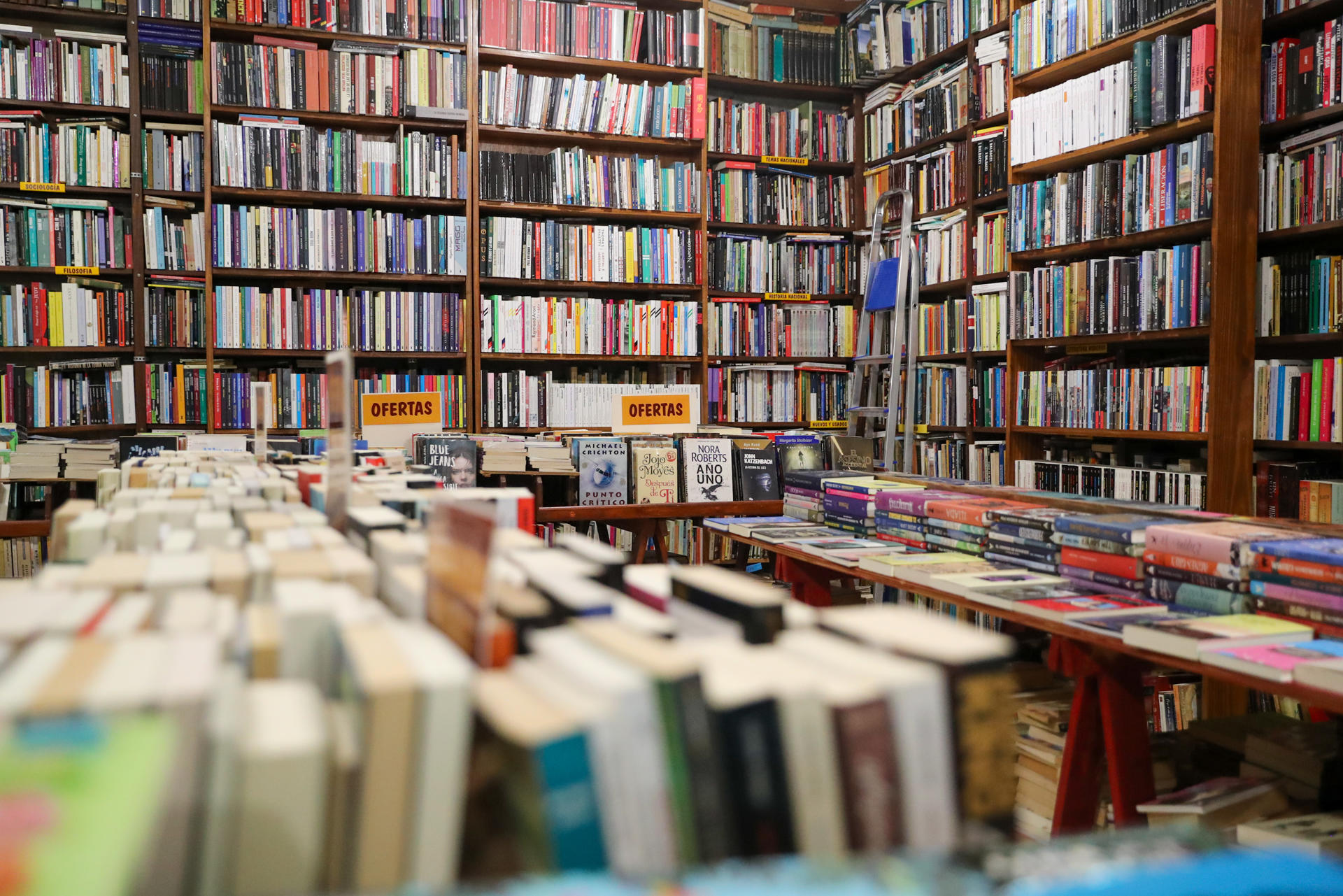 Fotografía que muestra libros en una biblioteca este lunes en Montevideo (Uruguay). EFE/Hernán Ogállar Vidal

