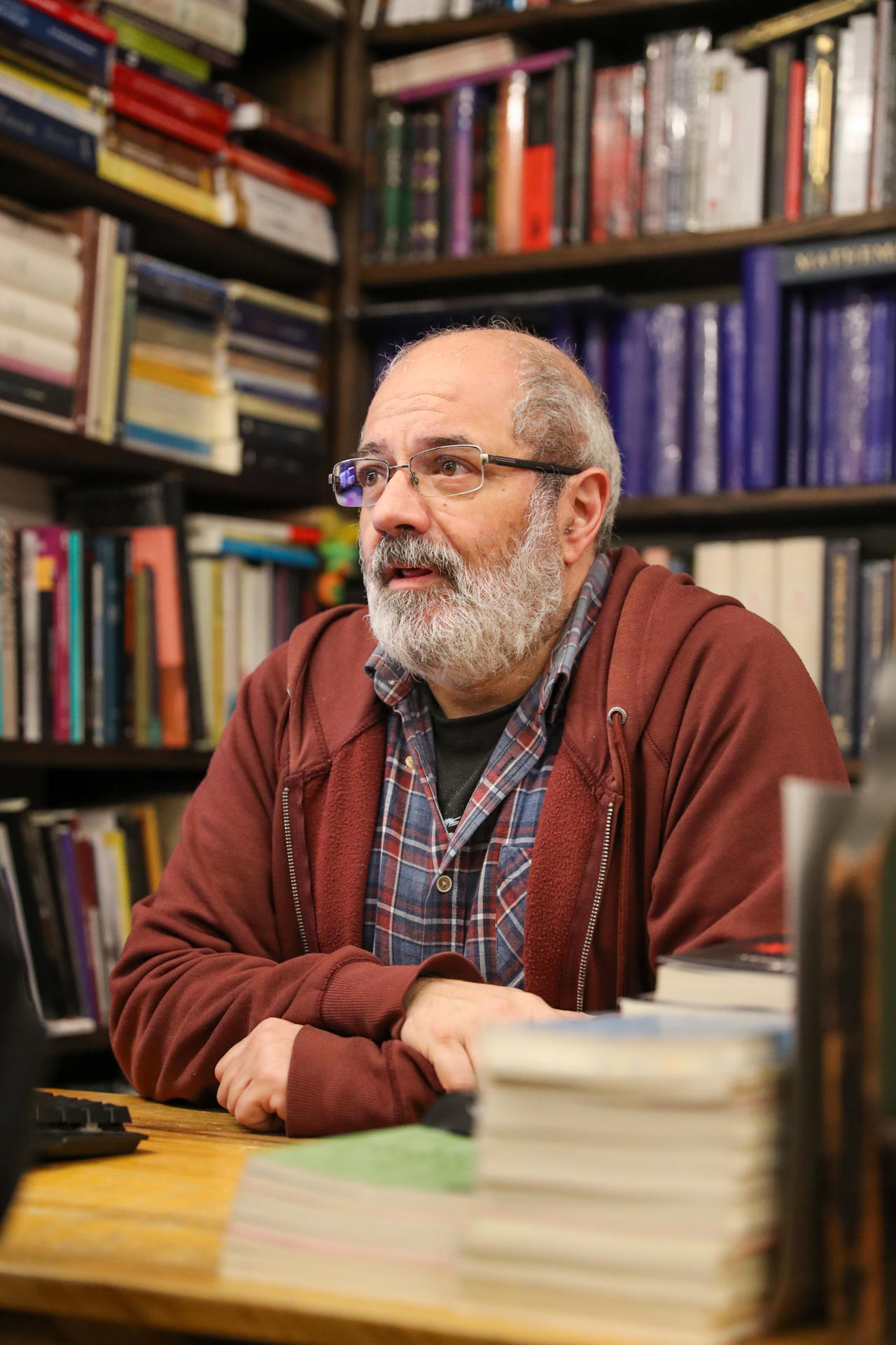 El propietario de la Librería Montevideo, Gustavo Aguilera, habla en una entrevista con EFE este lunes en Montevideo (Uruguay). EFE/Hernán Ogállar Vidal
