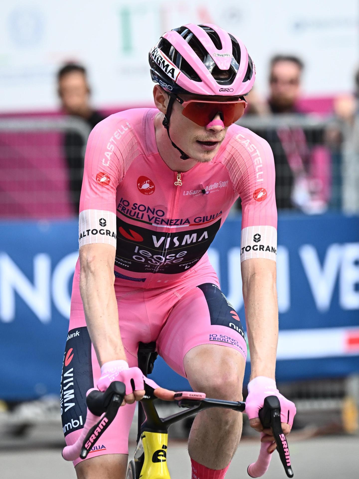 El danés Jonas Vingegaard (Visma Lease) alzó los brazos por cuarta vez imponiéndose en solitario en la decimosexta etapa del Giro de Italia, disputada entre Bellinzona y la cima de Carì, de 113 km, un recital que le permitió reforzar aún más la maglia rosa. EFE/EPA/LUCA ZENNARO
