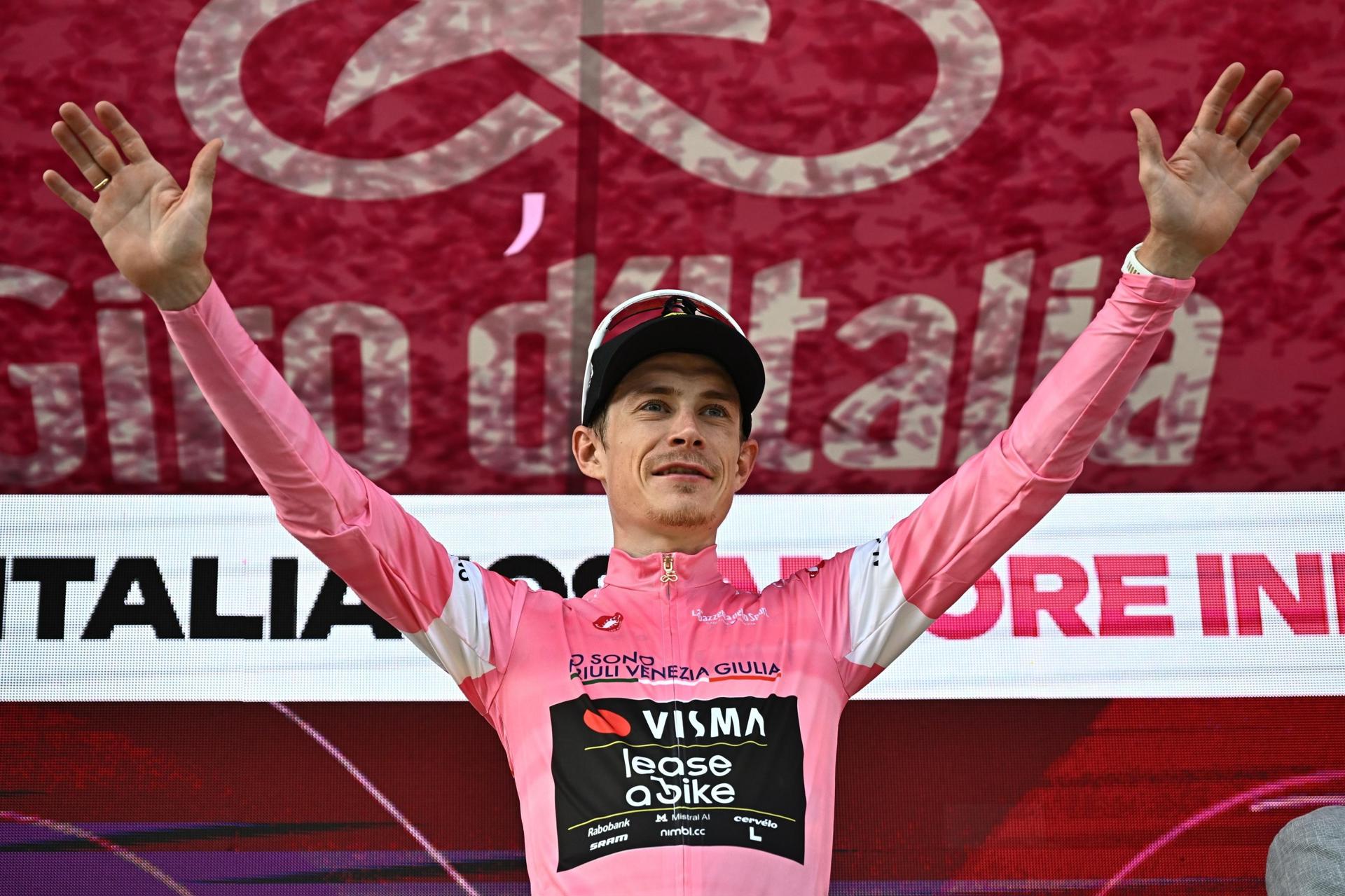 El líder de la clasificación general, el ciclista danés Jonas Vingegaard, del equipo Visma Lease A Bike, celebra en el podio tras ganar la 16.ª etapa del Giro de Italia, una carrera de 113 km entre Bellinzona y Cari.. EFE/EPA/LUCA ZENNARO
