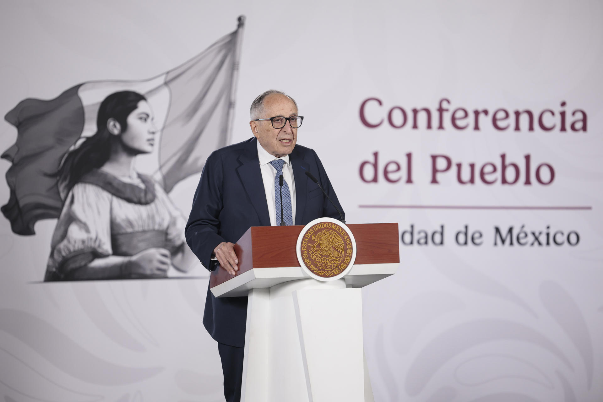 El secretario de Salud, David Kershenobich, habla durante una conferencia de prensa este martes en el Palacio Nacional de la Ciudad de México (México). EFE/José Méndez