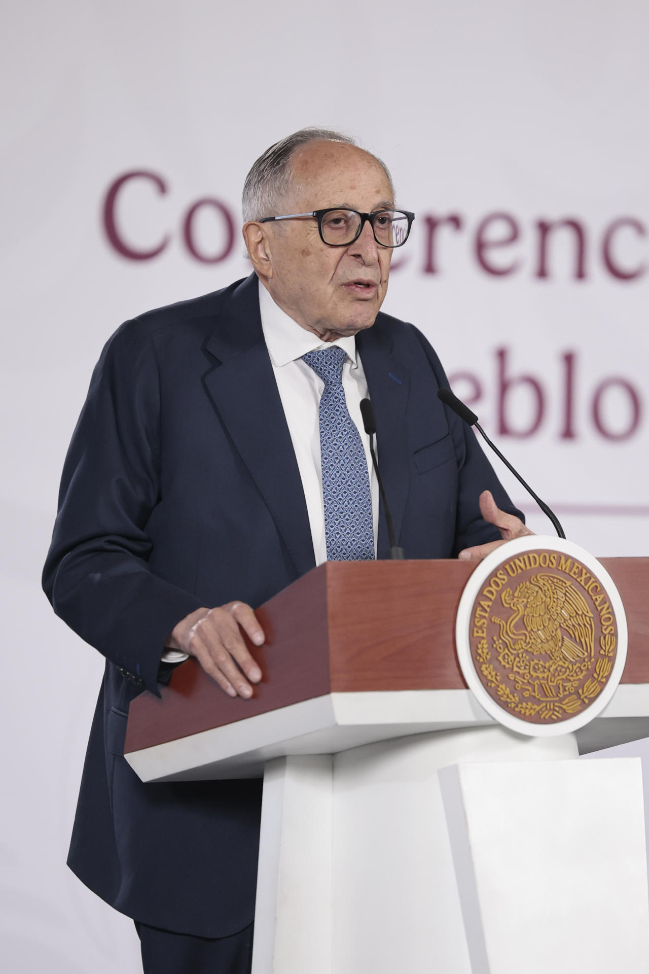 El secretario de Salud, David Kershenobich, habla durante una conferencia de prensa este martes en el Palacio Nacional de la Ciudad de México (México). EFE/José Méndez