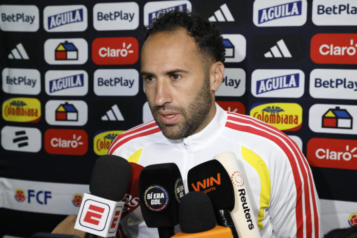 El portero de la selección colombiana de fútbol David Ospina habla con periodistas en el Estadio Metropolitano de Techo, en Bogotá (Colombia). EFE/ Carlos Ortega

