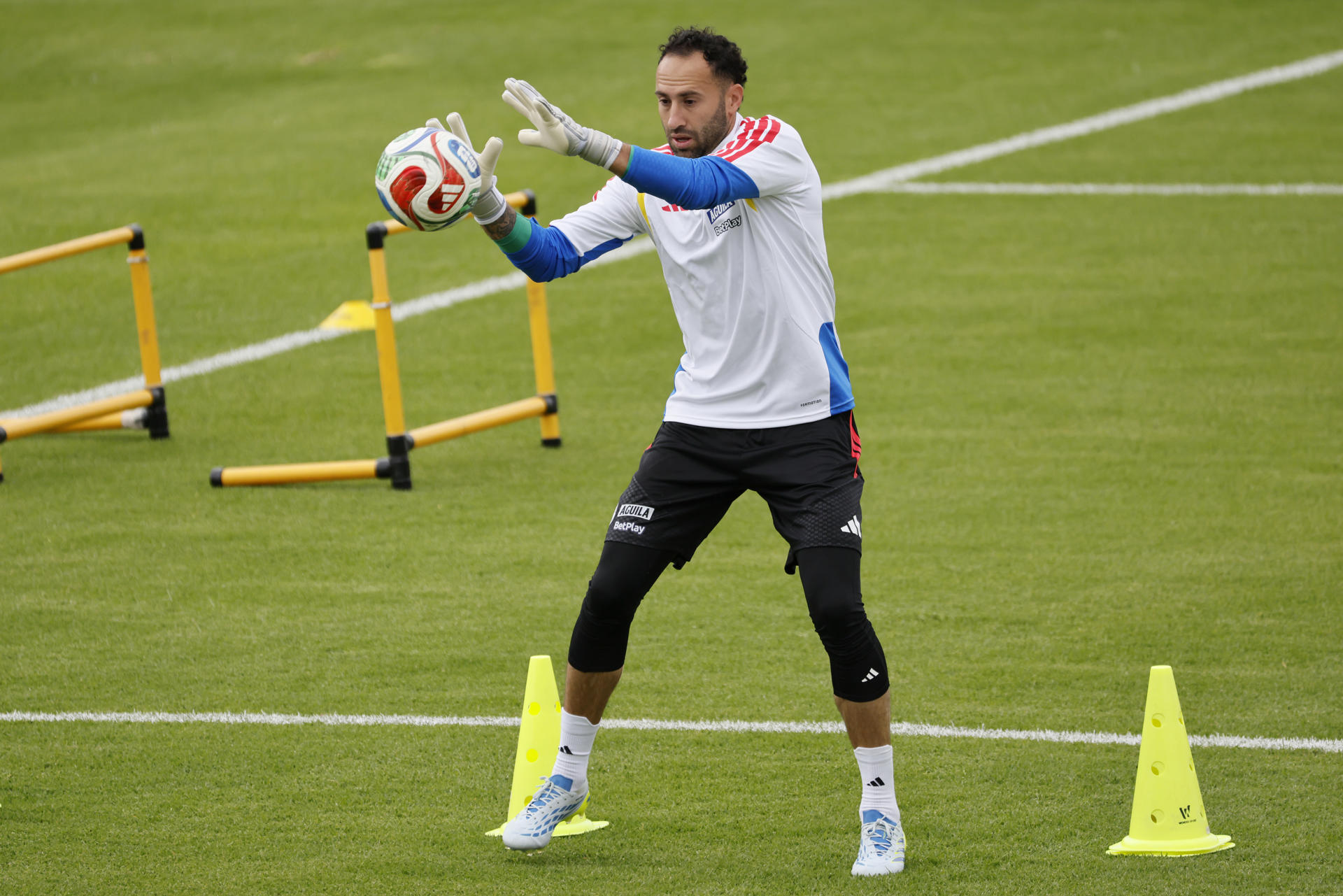 El portero de la selección colombiana de fútbol David Ospina participa en un entrenamiento en el Estadio Metropolitano de Techo, en Bogotá (Colombia). EFE/ Carlos Ortega
