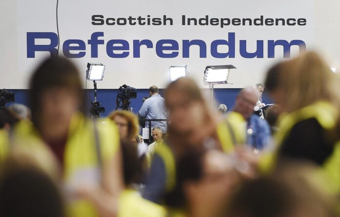 FOTO ARCHIVO. Trabajadores electorales realizan el recuento de votos durante el referéndum en Edimburgo (Escocia) hoy, viernes 19 de septiembre de 2014. Los escoceses rechazaron este jueves en referéndum, con un amplio margen de más de diez puntos, que Escocia se independice del Reino Unido. EFE/Andy Rain
