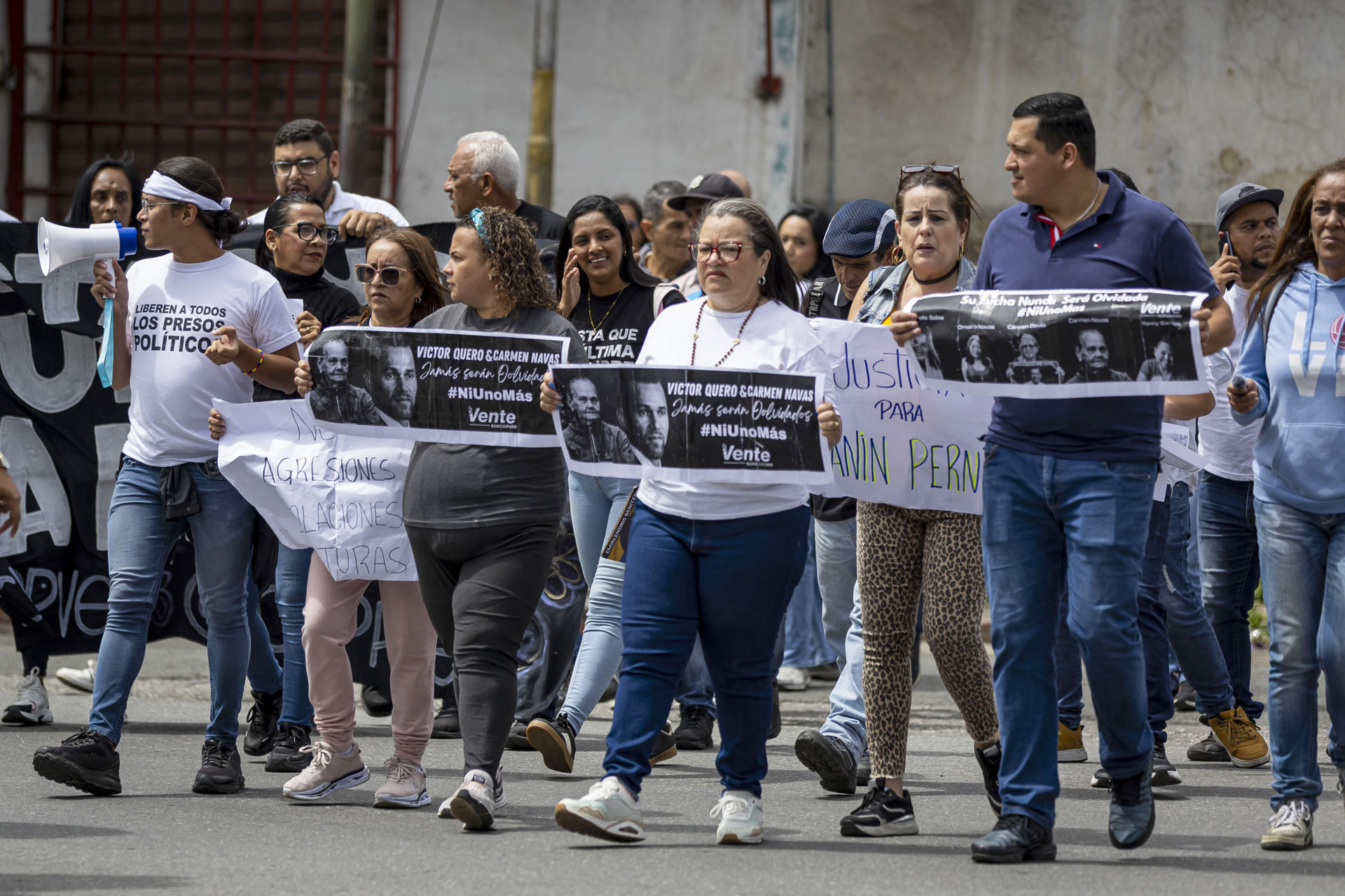 Familiares de presas políticas y activistas se manifiestan en los alrededores del Instituto Nacional de Orientación Femenina (INOF) para exigir a la presidenta encargada de Venezuela, Delcy Rodríguez, la liberación de detenidas, en Los Teques (Venezuela). EFE/ Miguel Gutiérrez