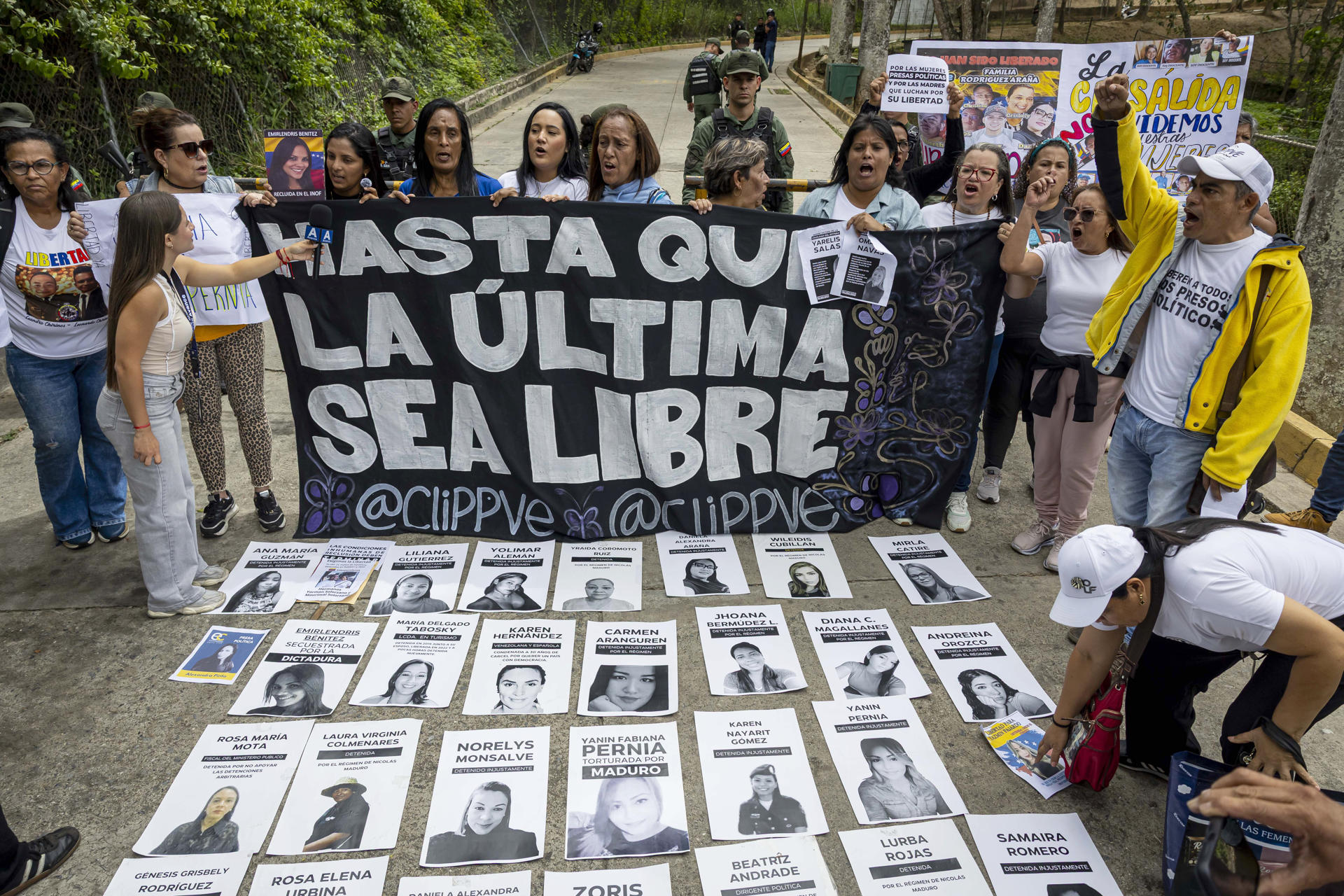 Familiares de presas políticas y activistas se manifiestan en los alrededores del Instituto Nacional de Orientación Femenina (INOF) para exigir a la presidenta encargada de Venezuela, Delcy Rodríguez, la liberación de detenidas, este martes, en Los Teques (Venezuela). EFE/ Miguel Gutiérrez