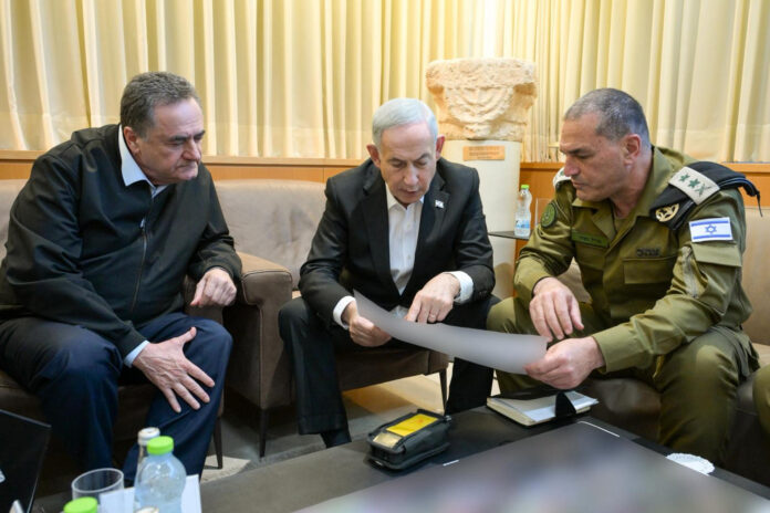 El primer Ministro de Israel, Benjamin Netanyahu (c), sostuvo una reunión de seguridad con el ministro de Defensa Yirael Katz y el jefe del Ejército Eyal Zamir, en Tel Aviv, este martes. EFE/Oficina Del Primer Ministro Israelí SOLO USO EDITORIAL/SOLO DISPONIBLE PARA ILUSTRAR LA NOTICIA QUE ACOMPAÑA (CRÉDITO OBLIGATORIO)

