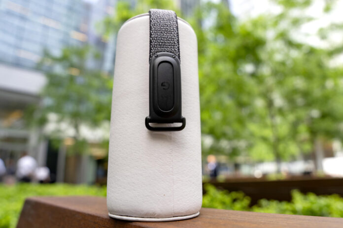 Fotografía que muestra el Fitbit Air de Google, un monitor de actividad física que destaca por prescindir de una pantalla y se gestiona exclusivamente a través de una aplicación en el teléfono, este martes en Nueva York (Estados Unidos). EFE/ Angel Colmenares
