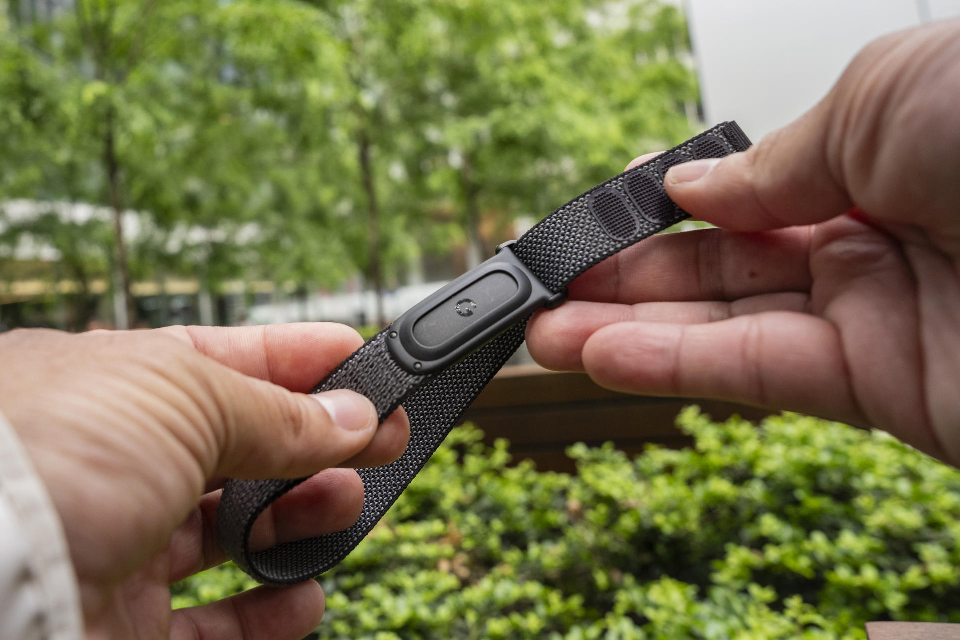 Una persona sostiene un Fitbit Air de Google, un monitor de actividad física que destaca por prescindir de una pantalla y se gestiona exclusivamente a través de una aplicación en el teléfono, este martes en Nueva York (Estados Unidos). EFE/ Angel Colmenares