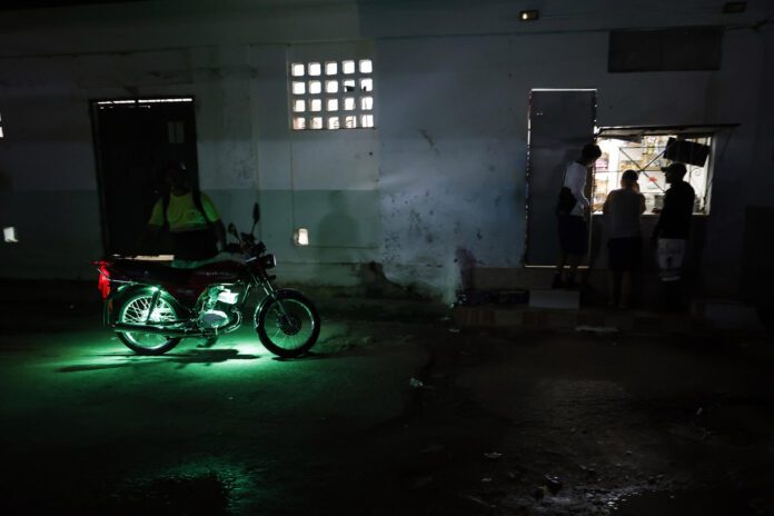 Personas esperan en una tienda durante un apagón este lunes, en La Habana (Cuba). EFE/ Ernesto Mastrascusa
