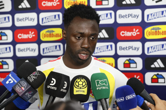 El jugador Dávinson Sánchez habla con periodistas en el Estadio Metropolitano de Techo, en Bogotá (Colombia). EFE/ Carlos Ortega
