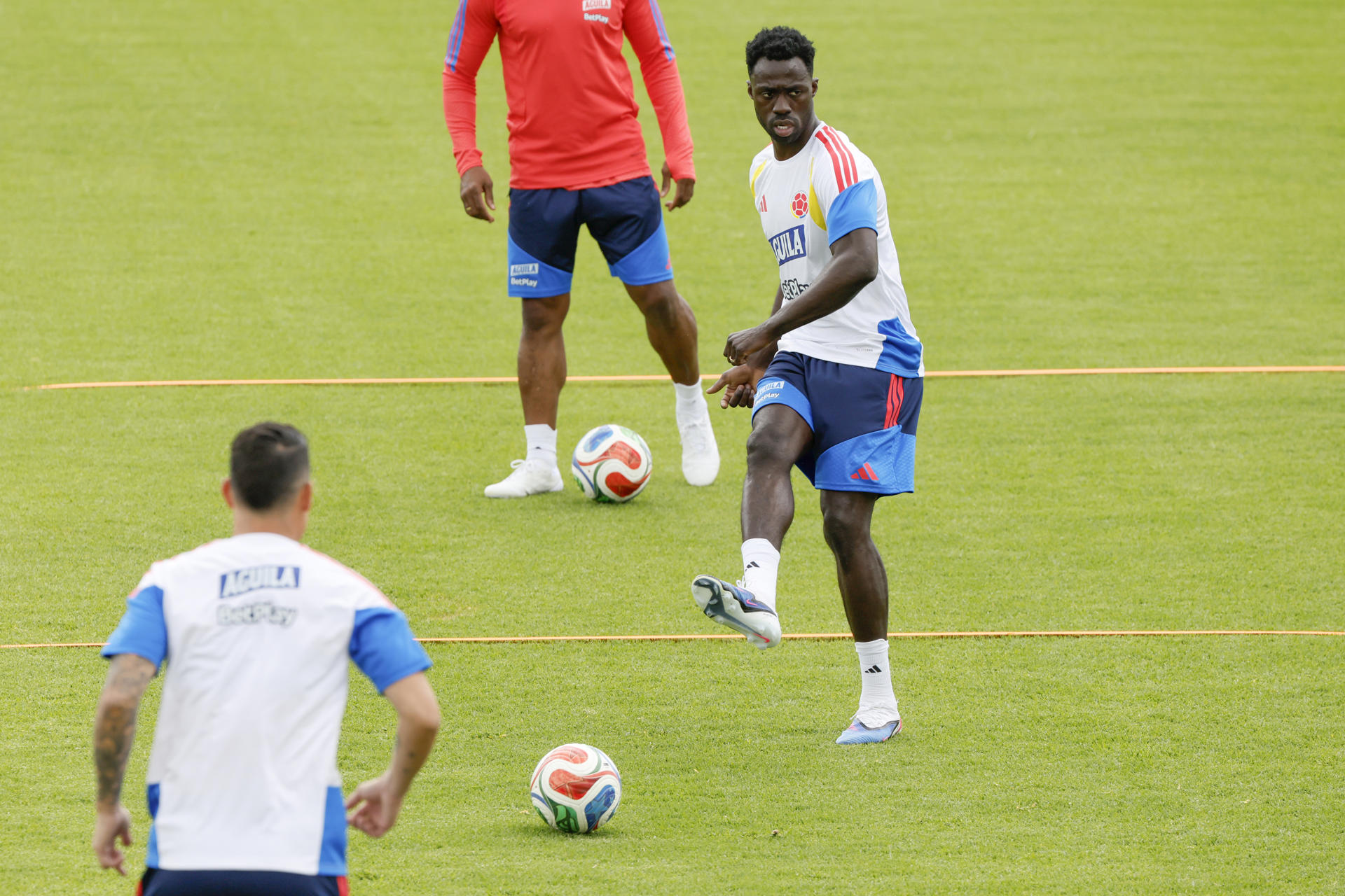 El jugador Dávinson Sánchez participa en un entrenamiento de la selección colombiana de fútbol en el Estadio Metropolitano de Techo, en Bogotá (Colombia). SEFE/ Carlos Ortega
