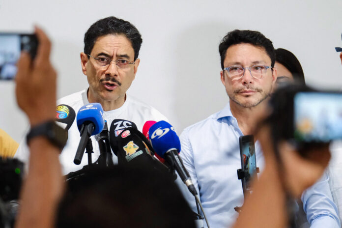 Fotografía cedida por Prensa de Iván Cepeda que muestra al candidato a la Presidencia de Colombia, Iván Cepeda (i), junto a Carlos Caicedo, durante una rueda de prensa en Barranquilla (Colombia). EFE/ Prensa de Iván Cepeda /SOLO USO EDITORIAL/ NO VENTAS/ SOLO DISPONIBLE PARA ILUSTRAR LA NOTICIA QUE ACOMPAÑA (CRÉDITO OBLIGATORIO)
