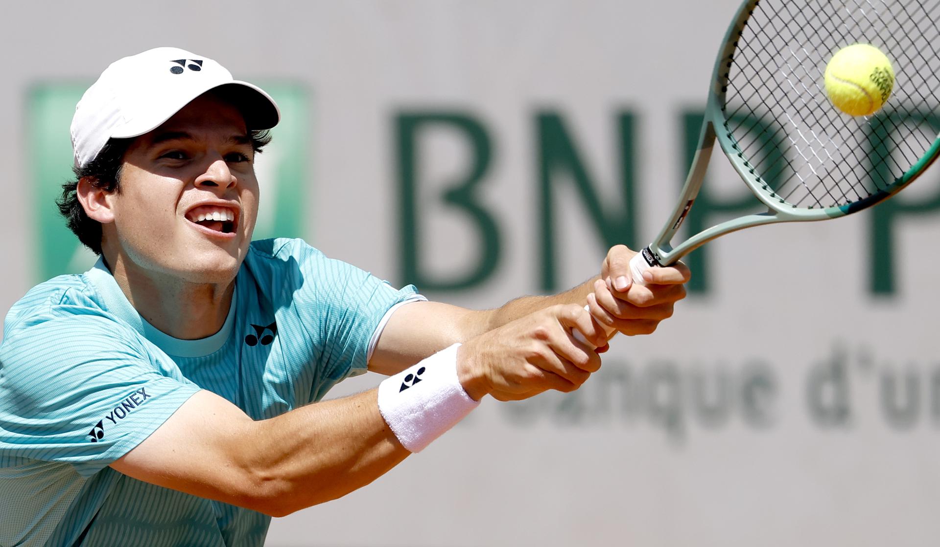 El boliviano Juan Carlos Prado Angelo ejecuta un revés durante su partido de primera ronda del torneo de Roland Garros, París, contra el español Martín Landaluce. EFE/EPA/YOAN VALAT
