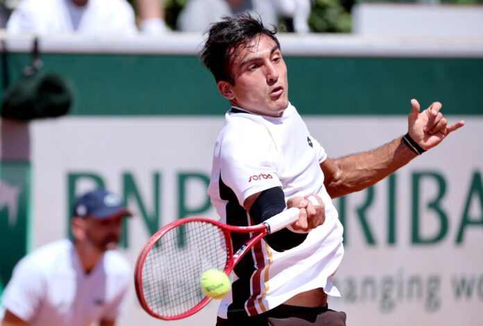 El argentino Andrés Burruchaga golpea un golpe de derecha durante su partido de primera ronda del torneo de tenis de Roland Garros, contra el argentino Sebastián Báez. EFE/EPA/CHRISTOPHE PETIT TESSON
