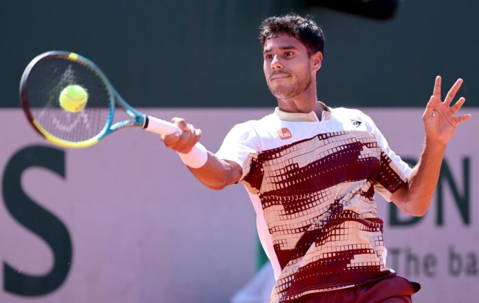 Adolfo Daniel Vallejo, de Paraguay, golpea un golpe de derecha durante su partido de primera ronda del torneo masculino contra Cameron Norrie, de Gran Bretaña, en el torneo de tenis de Roland Garros, París. EFE/EPA/CHRISTOPHE PETIT TESSON
