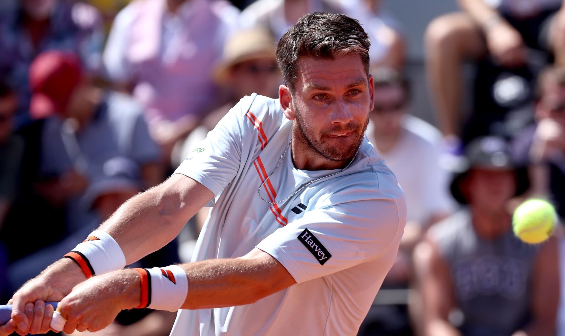 Cameron Norrie, de Gran Bretaña, sigue con la mirada la trayectoria de la pelota durante su partido de primera ronda del torneo de tenis de Roland Garros, en París. EFE/EPA/CHRISTOPHE PETIT TESSON