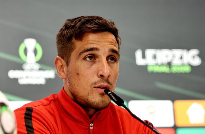 Oscar Trejo, jugador del Rayo Vallecano, asiste a una rueda de prensa en Leipzig, Alemania, previa a la final de la Liga Conferencia contra el Crystal Palace. EFE/EPA/RONALD WITTEK
