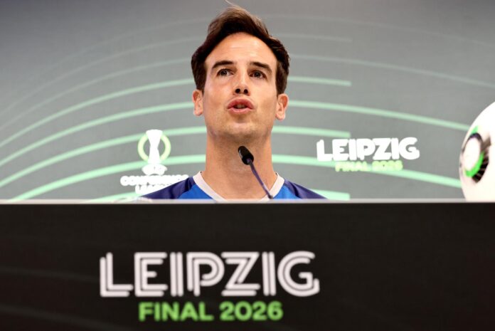 El entrenador del Rayo Vallecano, Íñigo Pérez, asiste a una rueda de prensa en Leipzig, Alemania, previa a la final de la Liga Conferencia contra el Crystal Palace. EFE/EPA/RONALD WITTEK
