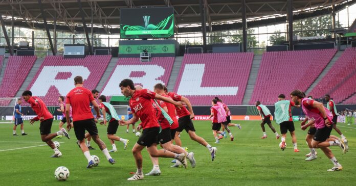 Entrenamiento del Rayo Vallecano previo a la final de la Liga Conferencia de este miércoles en Leipzig (Alemania) contra el Crystal Palace. EFE/EPA/FILIP SINGER
