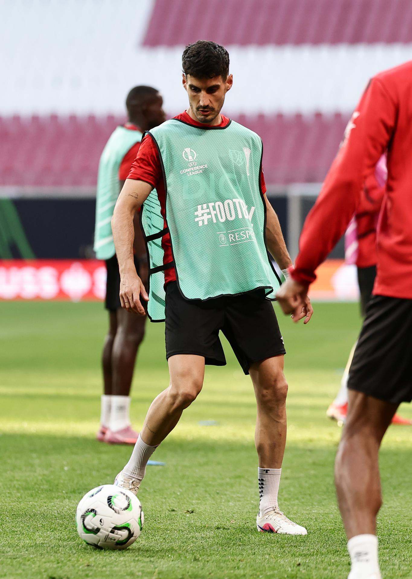 Entrenamiento del Rayo Vallecano previo a la final de la Liga Conferencia de este miércoles en Leipzig (Alemania) contra el Crystal Palace. EFE/EPA/FILIP SINGER
