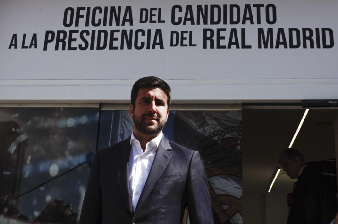 Enrique Riquelme, durante la apertura de su sede electoral, este lunes, en Madrid. Enrique Riquelme, candidato a la presidencia del Real Madrid, pidió a su rival en las elecciones, Florentino Pérez, debatir para comparar ideas 