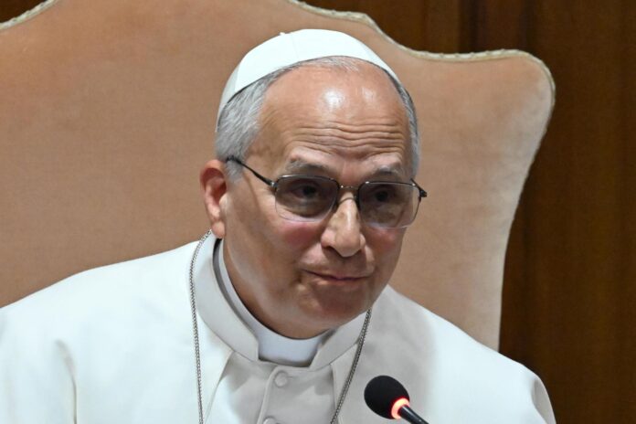 El Papa León XIV habla durante la presentación de su primera carta encíclica 'Magnifica humanitas', en la Ciudad del Vaticano, el 25 de mayo de 2026. Este documento se centra en preservar la dignidad humana en la era de la Inteligencia Artificial. (Papa) EFE/EPA/MAURIZIO BRAMBATTI
