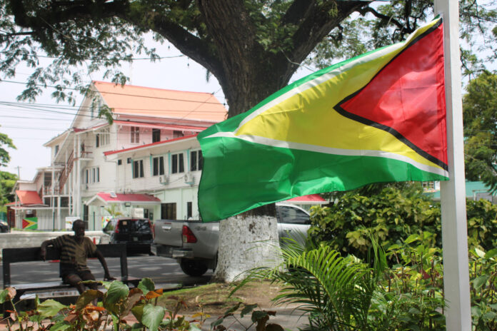 Fotografía que muestra una bandera en Georgetown (Guyana). EFE/ Nazima Raghubir
