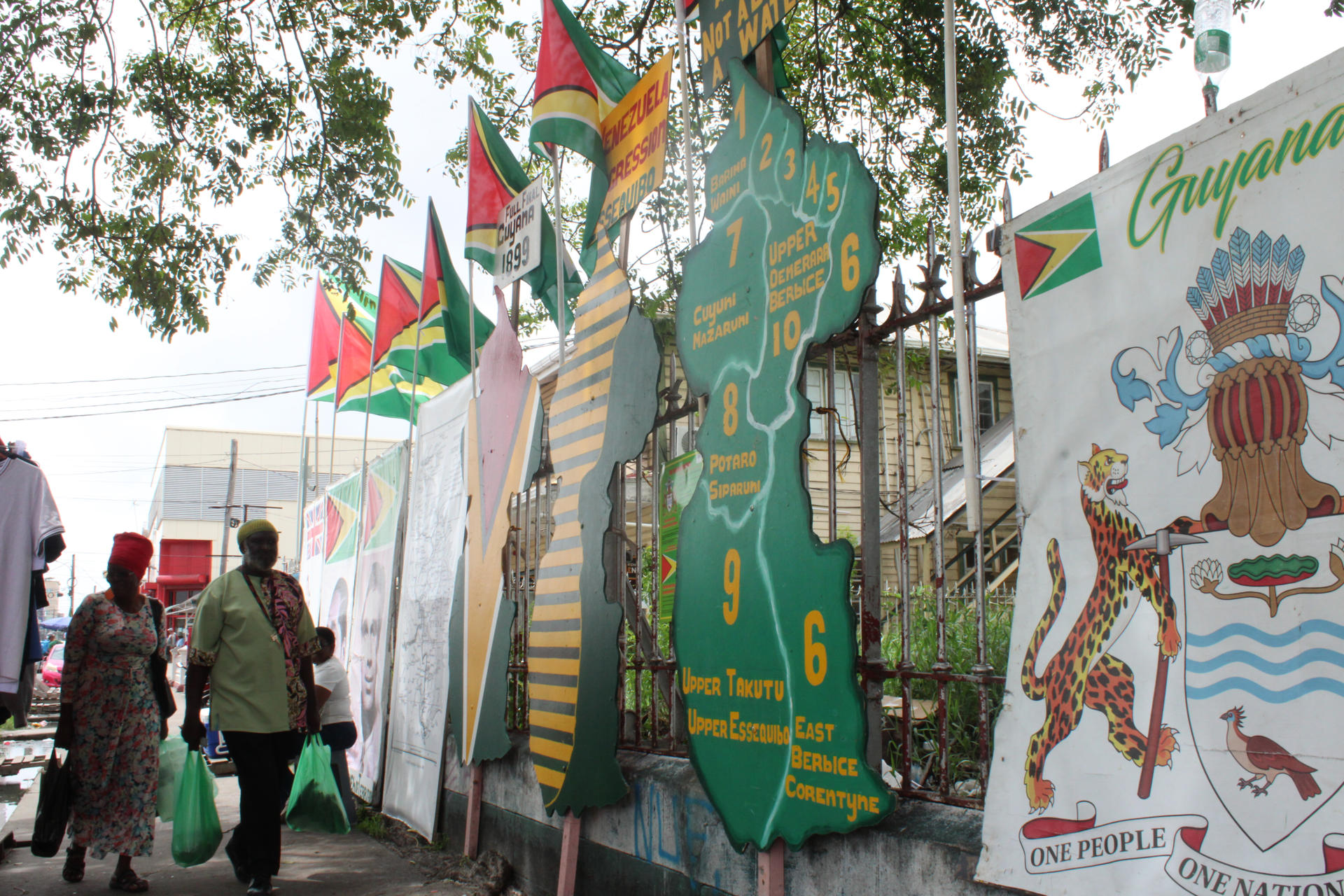 Personas caminan junto a un mural decorado en Georgetown (Guyana). EFE/ Nazima Raghubir