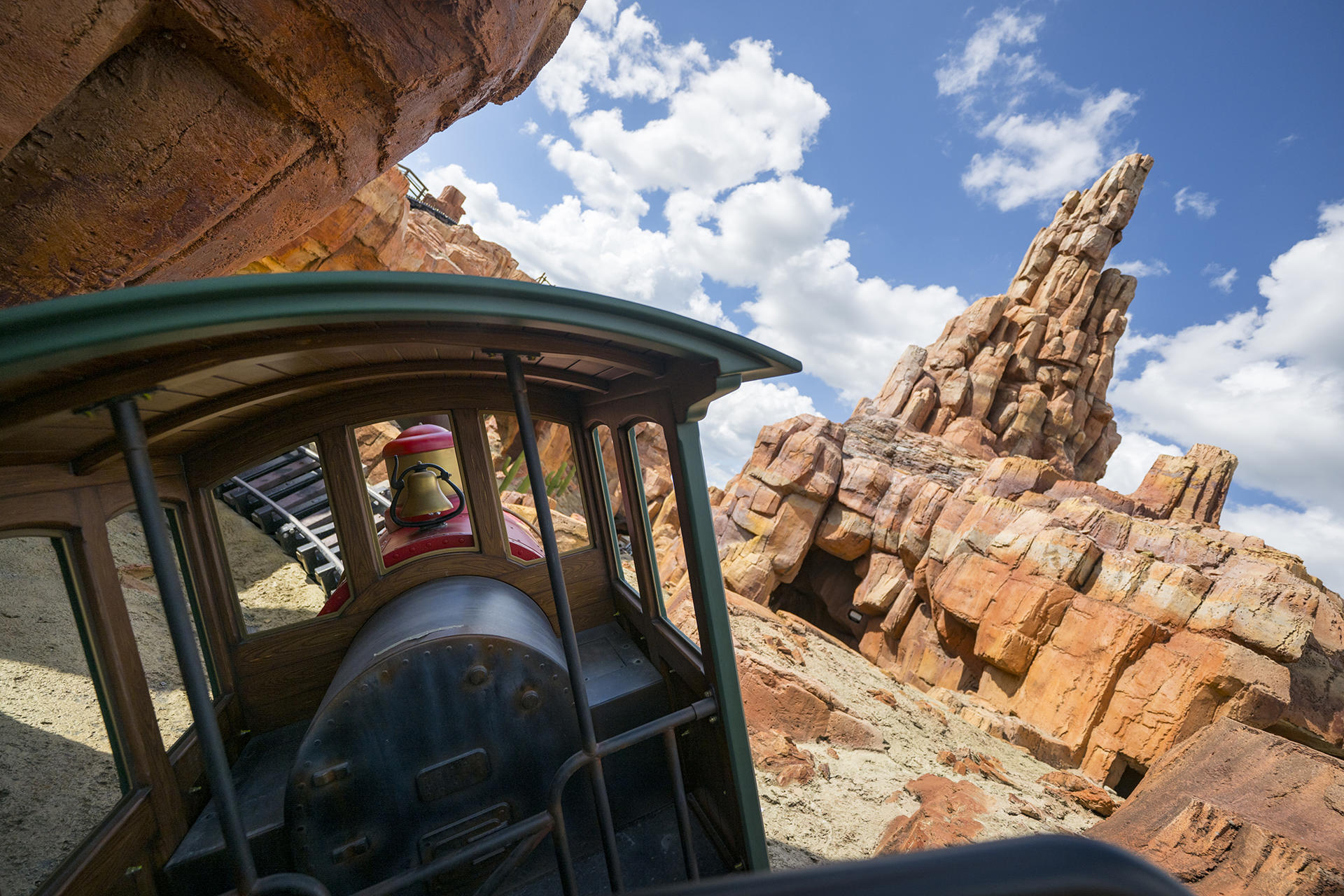 Fotografía cedida por Disney que muestra la atracción Big Thunder Mountain, una especie de mina ubicada en Frontierland dentro de Magic Kingdom. EFE/ Abigail Nilsson/ Disney /SOLO USO EDITORIAL/ NO VENTAS/ SOLO DISPONIBLE PARA ILUSTRAR LA NOTICIA QUE ACOMPAÑA (CRÉDITO OBLIGATORIO)