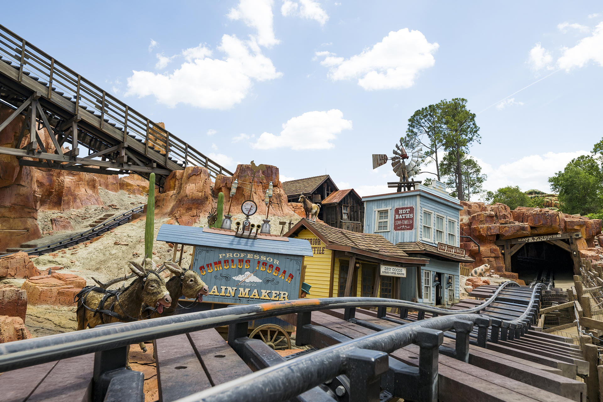 Fotografía cedida por Disney que muestra la atracción Big Thunder Mountain, una especie de mina ubicada en Frontierland dentro de Magic Kingdom. EFE/ Abigail Nilsson