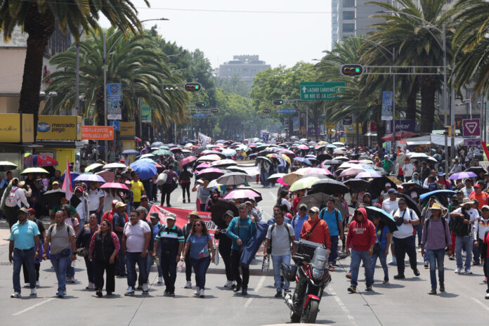 Personas participan en una manifestación de la Coordinadora Nacional de Trabajadores de la Educación (CNTE) este martes, en Ciudad de México (México). EFE/ Madla Hartz
