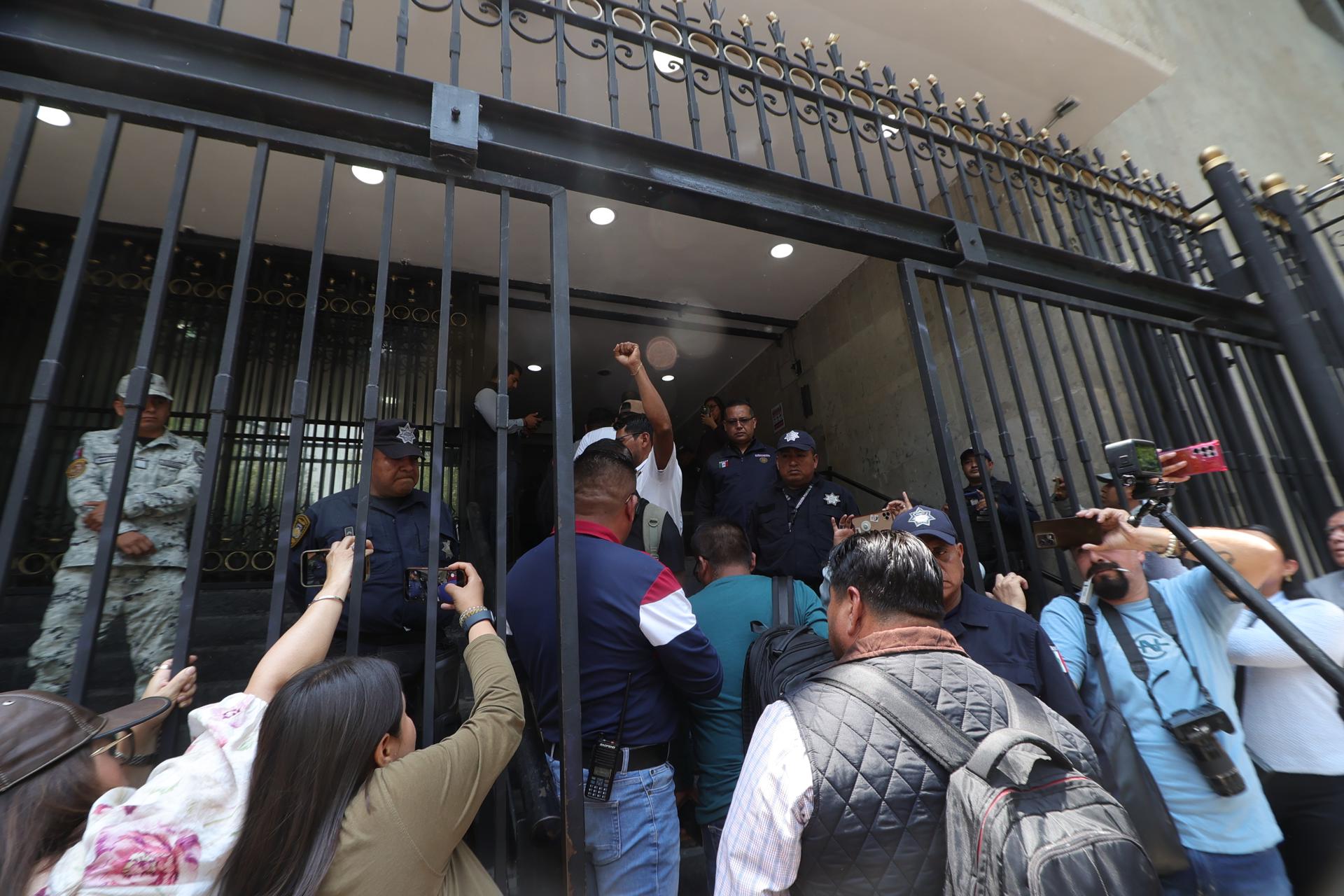 Personas participan en una manifestación de la Coordinadora Nacional de Trabajadores de la Educación (CNTE) este martes, frente a la Secretaría de Gobernación en Ciudad de México (México). EFE/ Madla Hartz
