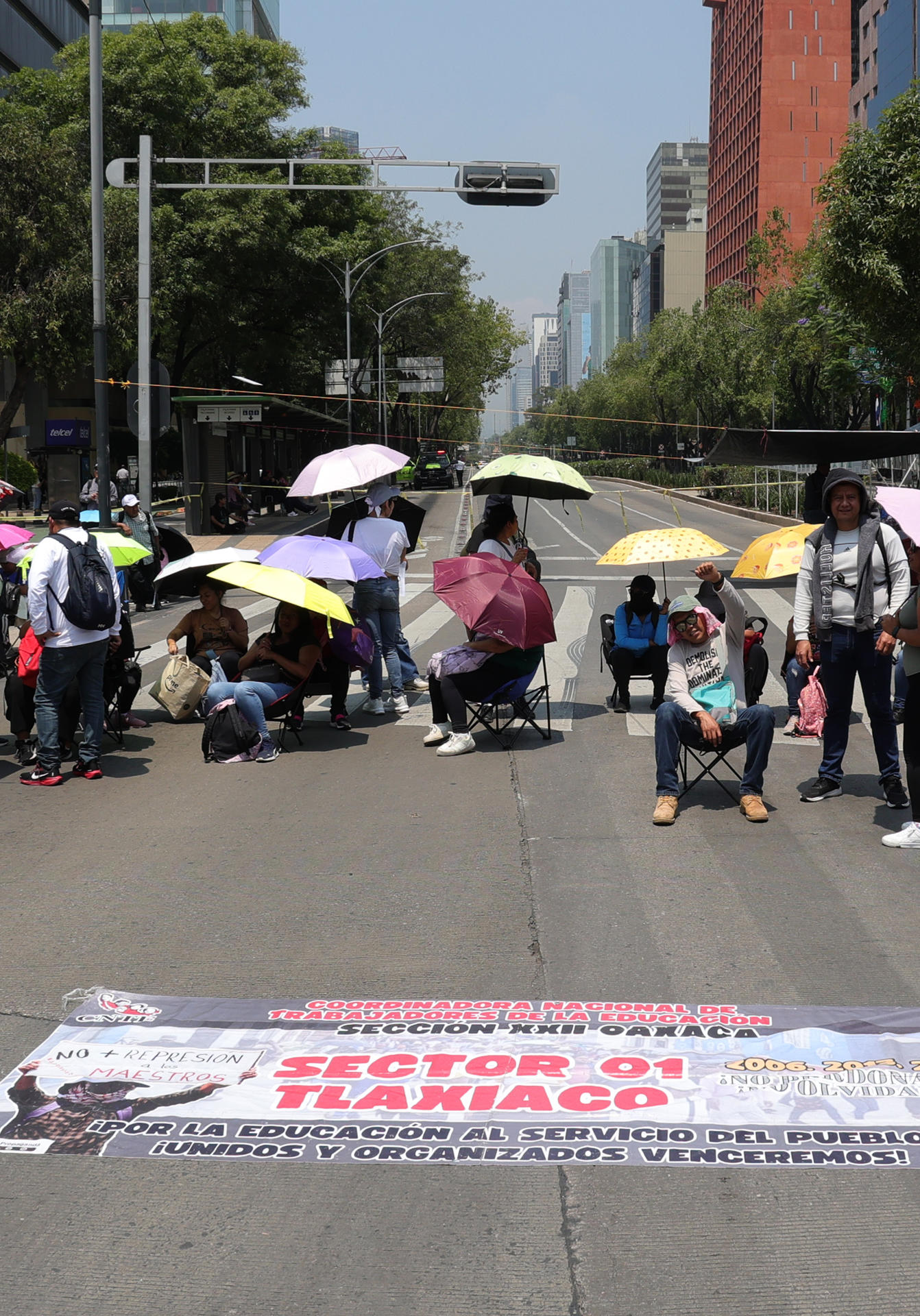 Personas participan en una manifestación de la Coordinadora Nacional de Trabajadores de la Educación (CNTE) este martes, en Ciudad de México (México). EFE/ Madla Hartz
