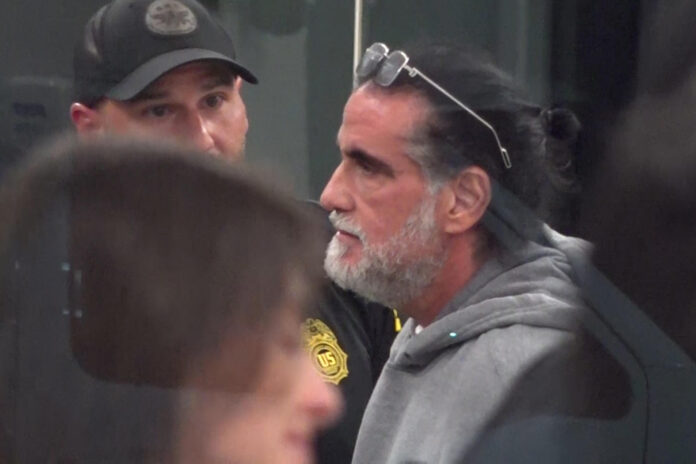 Captura de video del empresario colombiano Alex Saab escoltado por agentes de la DEA a su llegada al aeropuerto de Opa-locka, en el condado de Miami-Dade (EE.UU.). Imagen de archivo. EFE/ Antoni Belchi
