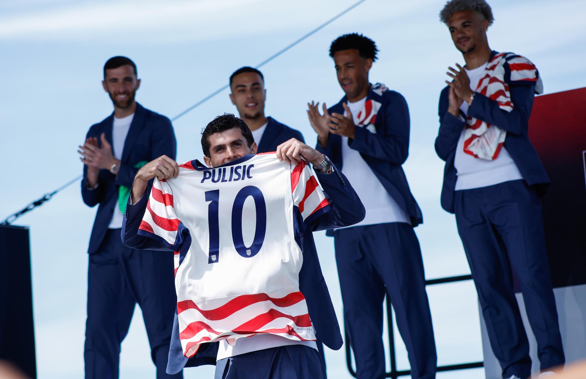 Christian Pulisic, jugador de Estados Unidos, sostiene su camiseta durante la presentación de la plantilla de Estados Unidos para el Mundial. EFE/EPA/KENA BETANCUR