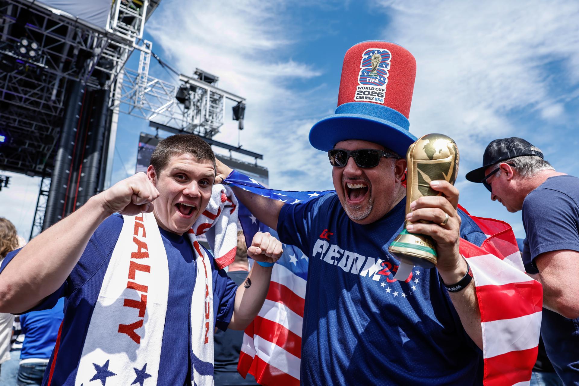 Aficionados de la selección de fútbol de Estados Unidos se congregan durante la presentación de la plantilla de Estados Unidos para el Mundial. EFE/EPA/KENA BETANCUR