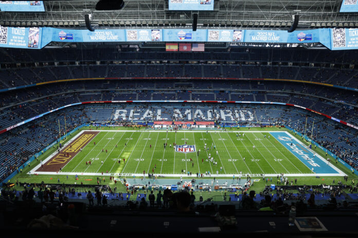 Vista general del interior del Estadio Santiago Bernabéu antes de acoger esta tarde el partido de liga regular de la Liga de Fútbol Americano (NFL) disputado entre los equipos Miami Dolphins (d) y Washington Commanders. EFE/JuanJo Martín

