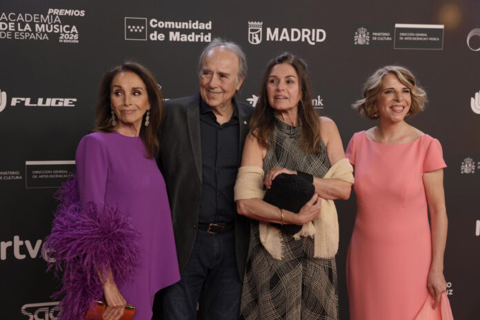 Los cantantes Ana Belén (i), Joan Manuel Serrat (2-i) y Sole Giménez (d) a su llegada a la gala de entrega de la III edición de los Premios de la Academia de la Música de España, este martes en Madrid. EFE/Juanjo Martín
