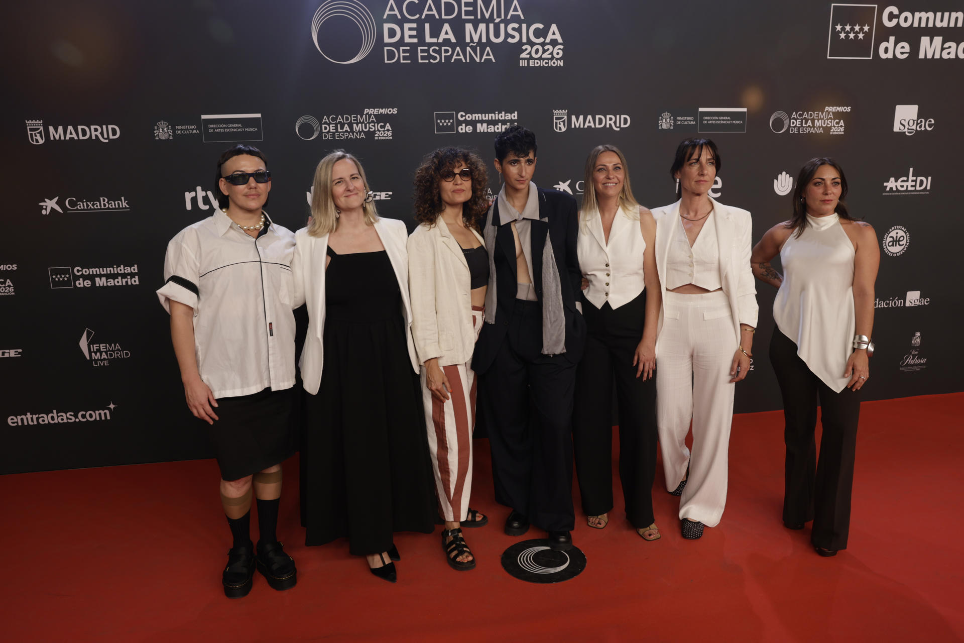 La actriz Alba Flores (c) posa a su llegada a la gala de entrega de la III edición de los Premios de la Academia de la Música de España este martes, en Madrid. EFE/Juanjo Martín