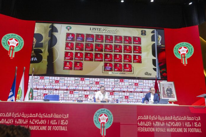 El entrenador de la selección marroquí de fútbol, Mohamed Wahbi, da a conocer la lista definitiva de jugadores convocados para el Mundial de la FIFA de 2026 en el Complejo Mohammed VI de Salé. EFE/EPA/JALAL MORCHIDI
