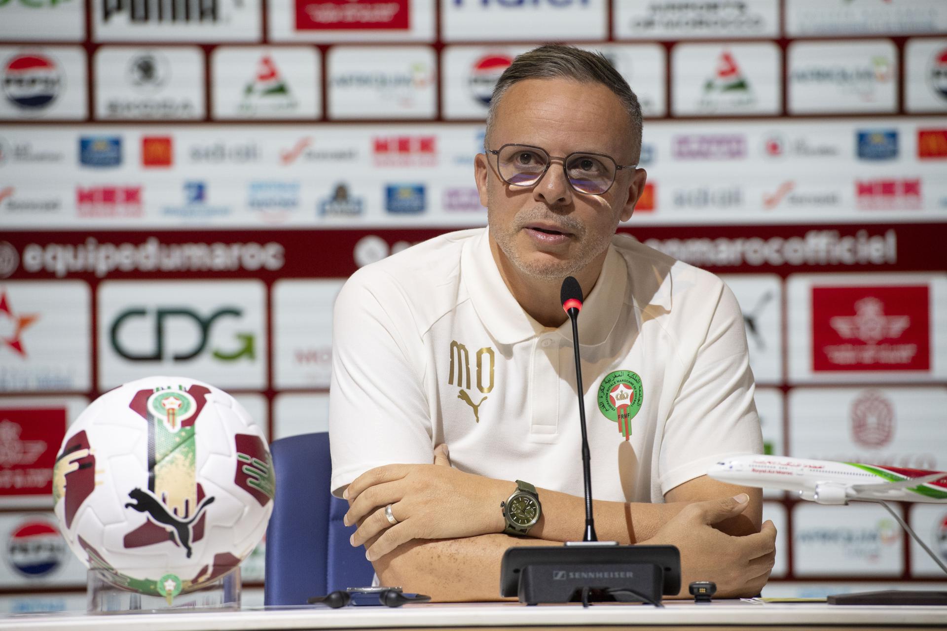 El entrenador de la selección marroquí de fútbol, Mohamed Wahbi, da a conocer la lista definitiva de jugadores convocados para el Mundial de la FIFA de 2026 en el Complejo Mohammed VI de Salé. EFE/EPA/JALAL MORCHIDI
