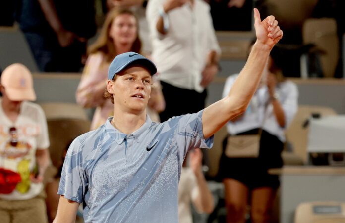 El italiano Jannik Sinner celebra tras ganar su partido de primera ronda del torneo de Roland Garros contra el francés Clément Tabur. EFE/EPA/MOHAMMED BADRA
