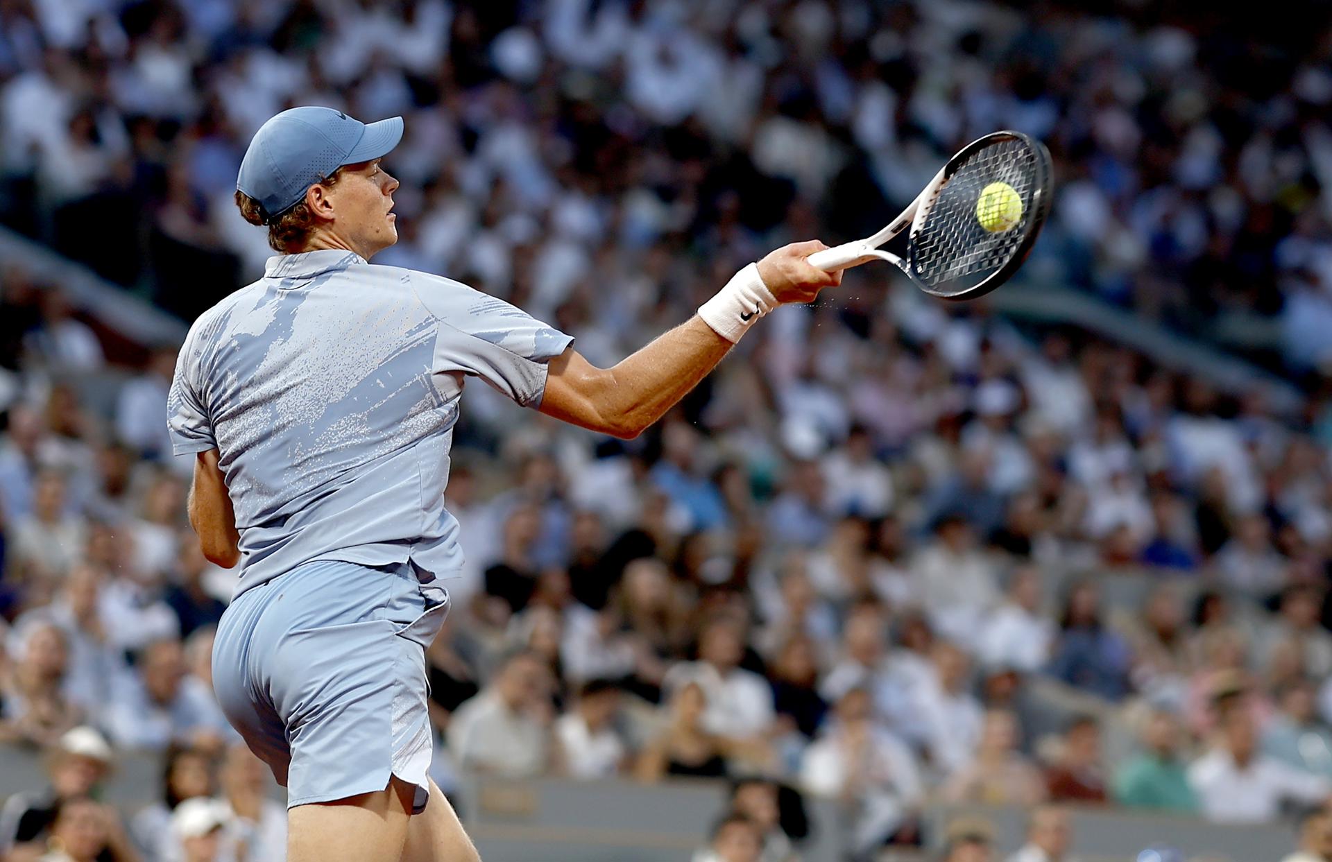 El italiano Jannik Sinner ejecuta un golpe de derecha durante su partido de primera ronda del torneo de Roland Garros contra el francés Clément Tabur. EFE/EPA/MOHAMMED BADRA
