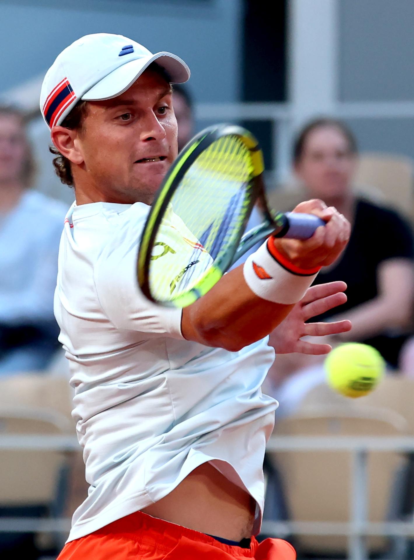 El francés Clément Tabur golpea un golpe de derecha durante su partido de primera ronda del torneo de Roland Garros contra el italiano Jannik Sinner. EFE/EPA/MOHAMMED BADRA
