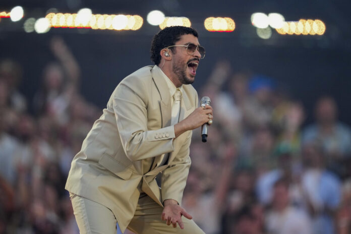 El cantante puertorriqueño Bad Bunny, durante el concierto ofrecido el viernes 222 de mayo en el Estadio Olímpico de Barcelona. EFE/Alejandro García
