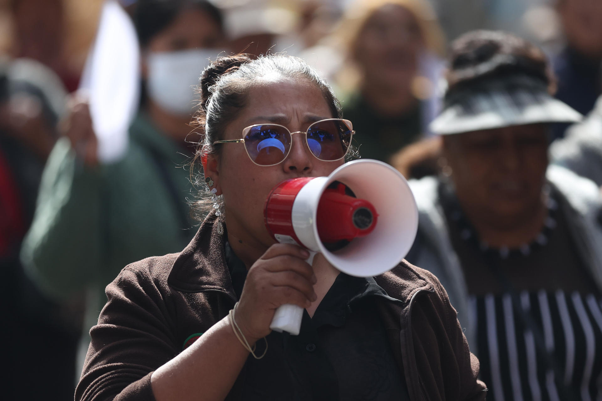 Una persona grita consignas durante una marcha para exigir al gobierno soluciones ante los bloqueos y el desabastecimiento este martes, en La Paz (Bolivia). EFE/ Luis Gandarillas
